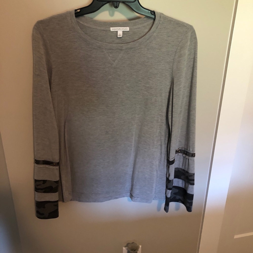 Camo signature studio top